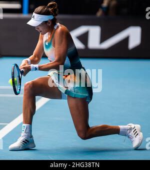 Melbourne, Australia. 18th Jan 2022. Garbine Muguruza di Spagna compete durante il singolo match femminile contro Clara Burel di Francia all'Australian Open di Melbourne Park, a Melbourne, Australia, il 18 gennaio 2022. Credit: HU Jingchen/Xinhua/Alamy Live News Foto Stock