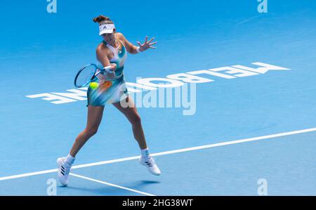 Melbourne, Australia. 18th Jan 2022. Garbine Muguruza di Spagna compete durante il singolo match femminile contro Clara Burel di Francia all'Australian Open di Melbourne Park, a Melbourne, Australia, il 18 gennaio 2022. Credit: HU Jingchen/Xinhua/Alamy Live News Foto Stock