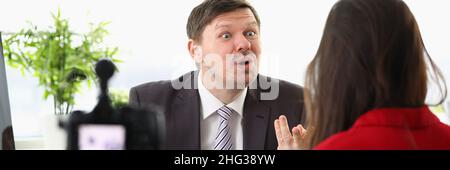Uomo che fa l'intervista con politico Foto Stock