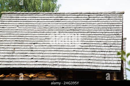 tetto di ghiaia. Vecchio metodo di fare tetti da legno, sfondo. Copia spazio per testo, astratto Foto Stock