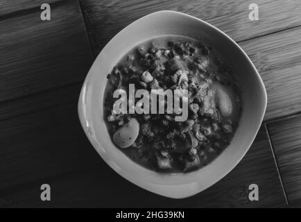 Una ciotola tagliata di zuppa di verdure Foto Stock