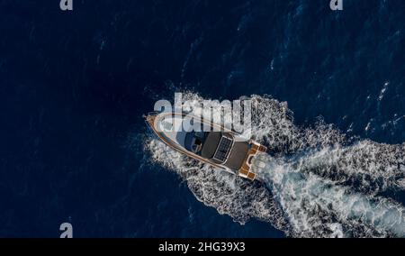 Nautica, barca che infrangono le onde riprese dal drone Foto Stock