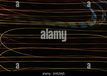 Strisce colorate astratte su un banner nero su sfondo. Effetto fotografico chiaro. Indietro. Tema della tecnologia. Foto Stock