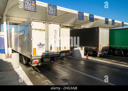 CALAIS, FRANCIA; DEC/12/2022; camion accodato nel porto di Calais per prenotare alla P&o Ferries. Foto Stock