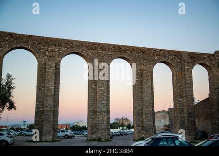 L'Aqueduto da Agua de Prata nella città di Evora in Alentejo in Portogallo. Portogallo, Evora, ottobre 2021 Foto Stock