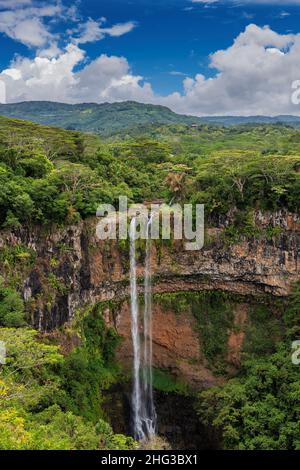 Bella cascata di Chamarel nella giungla nell'isola tropicale di Mauritius. Foto Stock