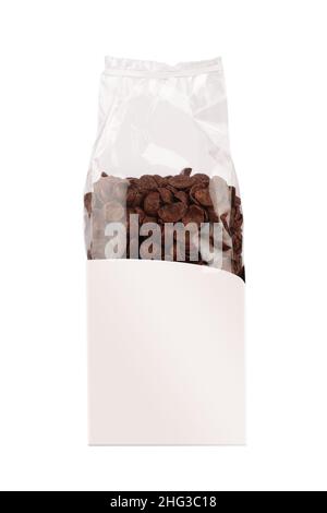 vista frontale primo piano di cereali da colazione al cioccolato in fiocchi di mais in un'alta confezione trasparente isolato su sfondo bianco Foto Stock