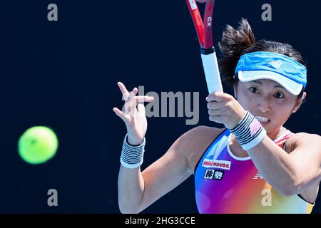 Melbourne, Australia. 18th Jan 2022. MISAKI DOI (JPN) in azione contro KRISTINA KUCOVA (SVK) su Rod Laver Arena in una partita Women's Singles 1st il giorno 2 dell'Australian Open 2022 di Melbourne, Australia. Sydney Low/Cal Sport Media. KUCOVA ha vinto le 6:3 7:5. Credit: csm/Alamy Live News Foto Stock