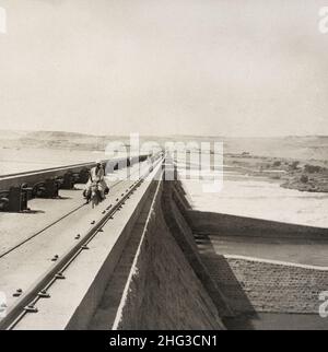 Foto d'epoca della diga di Assuan (vecchia diga di Assuan) nei pressi di Assuan, Egitto. 1900s Foto Stock