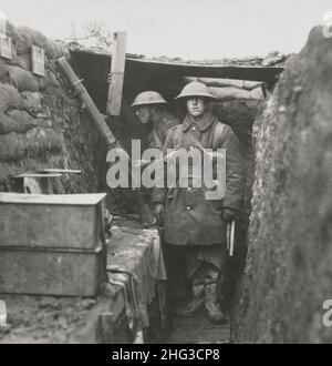 Foto d'epoca della prima Guerra Mondiale 1914-1918. In una trincea britannica di prima linea nei Balcani Foto Stock