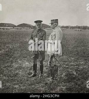 Foto d'epoca del maresciallo Haig (a sinistra) e del generale Antoine in rassegna della prima Divisione francese. 1914-1918 Foto Stock