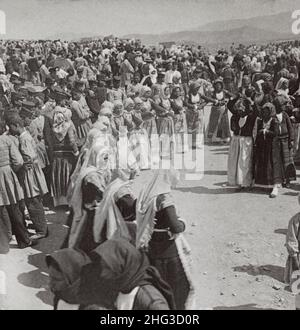 Foto d'epoca di antichi tipi di bellezza tra le donne del villaggio in una danza di Pasqua, Megara, Grecia. 1900s Foto Stock