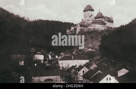 Foto d'epoca del castello di Karlštejn (castello di Karlstein), un grande castello gotico fondato nel 1348 da Carlo IV, imperatore-eletto Sacro Romano e re di Bohemi Foto Stock