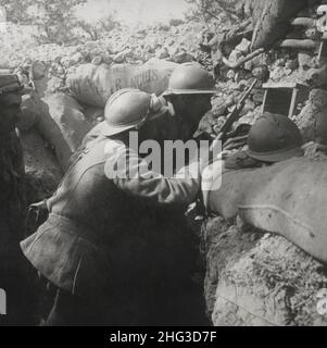 Foto d'epoca della prima Guerra Mondiale 1914-1918. Sharpshooters in posizione protetta vicino a linee nemiche. Francia Foto Stock