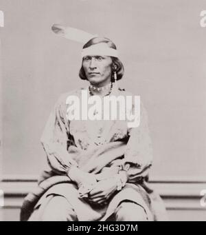 L'unico avvisatore acustico. Winnebago uomo, ritratto a mezza lunghezza. USA. 1868-1880 Foto Stock