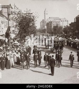 Foto d'epoca della parata della Croce Rossa lungo Pennsylvania Avenue, al loro ritorno da Cuba. Washington, D.C. USA. 1899 Foto Stock