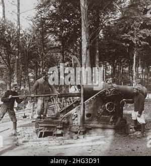 Foto d'epoca della prima Guerra Mondiale 1914-1918. I pistoleri francesi caricano enormi 270 mm. (Howitzer) nella Foresta d'Argonne. Francia Foto Stock