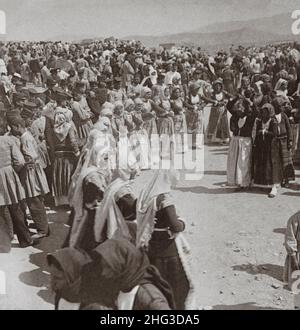 Foto d'epoca dei vecchi tipi greci di bellezza tra le donne di villaggio ad una danza di Pasqua, Megara, Grecia. 1900s Foto Stock