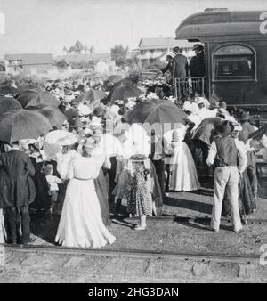 La prima tappa del presidente McKinley sul confine messicano. Del Rio, Texas, Stati Uniti. 1900s il presidente McKinley con gli altri dietro il treno, e la folla. Foto Stock