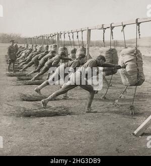 Foto d'epoca della prima Guerra Mondiale 1914-1918. Classe di ufficiali che praticano 'il corto punto stab,' American Army Camp, U.S.A. Foto Stock