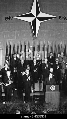 Il Presidente Richard Nixon si è rivolto al pubblico in occasione della riunione del 20th° anniversario della NATO, l'Auditorium interdipartimentale del Dipartimento di Stato, Washington, D.C. USA. R Foto Stock