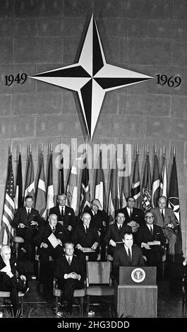 Il Presidente Richard Nixon si è rivolto al pubblico in occasione della riunione del 20th° anniversario della NATO, l'Auditorium interdipartimentale del Dipartimento di Stato, Washington, D.C. USA. R Foto Stock