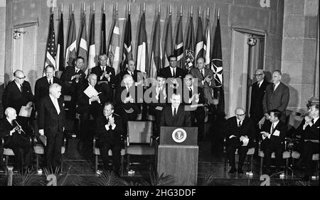 Il Presidente Richard Nixon si rivolge al pubblico in occasione della riunione della NATO del 20th° anniversario, l'Auditorium interdipartimentale del Dipartimento di Stato, Washington, D.C. USA. Foto Stock