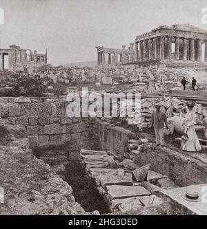 Foto d'epoca dell'Acropoli. Guardando a est da propylaea attraverso l'Acropoli in rovina fino all'estremità occidentale del Partenone, Atene. 1906 Foto Stock