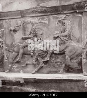 Foto d'epoca di cavalieri in processione, parte del fregio di Phidias ancora sul muro W. del Partenone, Atene. 1900s Foto Stock