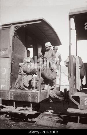 Foto d'epoca di vari tipi, ecc Mohamman (musulmano) pellegrini in treno per la Mecca. 1910s Foto Stock