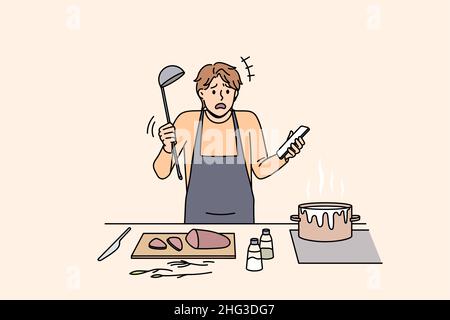 Concetto di cucina e preparazione del cibo. Giovane uomo confuso in grembiule in piedi cercando di cucinare zuppa bollente e tenere smartphone con ricetta in mano vettore illustrazione Illustrazione Vettoriale