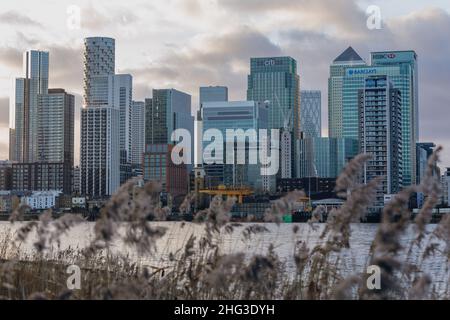 Grattacieli, inclusi gli uffici di Citibank, HSBC e Barclays nel distretto finanziario di Canary Wharf da Greenwich, Londra, Regno Unito. Foto Stock