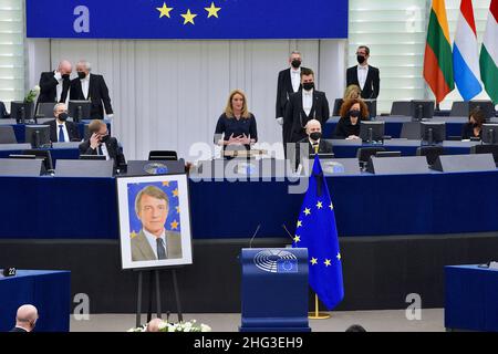 L'attuale Presidente del Parlamento europeo Roberta Metsola partecipa a un tributo per il defunto Presidente del Parlamento europeo, David Sassoli, al Parlamento europeo di Strasburgo, in Francia, il 17 gennaio 2022. Foto di Nicolas Roses/ABACAPRESS.COM Foto Stock