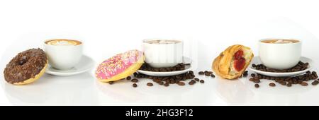 Tazze di caffè in stile rendering isolate su sfondo bianco. Bevande macchiate con foglie sulla parte superiore. Tazze bianche su piatti con semi di caffè, coco Foto Stock