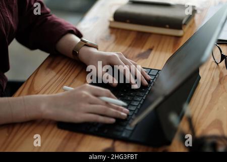 Primo piano mano di donna d'affari digitando tastiera. Lavorare da casa, lavorare in remoto, auto isolamento, social distanziamento, quarantena per il virus corona Foto Stock