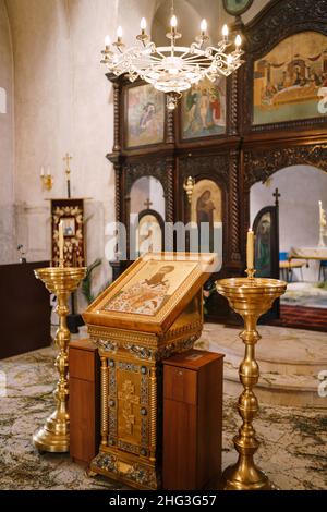 Icona su uno stand di fronte all'altare nella Chiesa di Santa Sava a Tivat Foto Stock