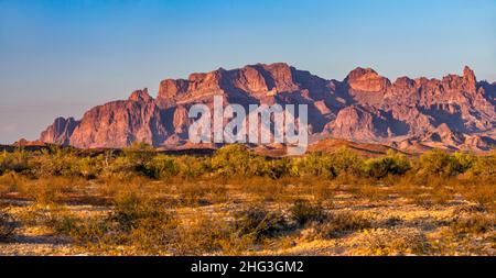 Kofa Mountains, vista al tramonto da King Road a King Valley, deserto di sonora, Arizona, Stati Uniti Foto Stock