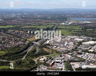 Veduta aerea di Bredbury, Manchester guardando verso nord fino all'autostrada M60 Foto Stock