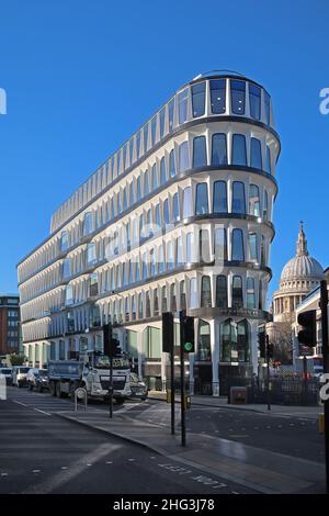 30 Cannon Street, Londra, Regno Unito. Il primo edificio al mondo rivestito di pannelli in cemento armato di vetro. Cattedrale di San Paolo sullo sfondo. Foto Stock