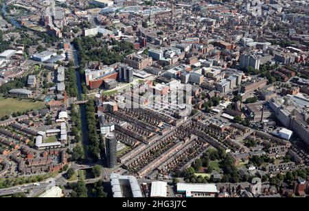 Vista aerea della De Montfort University & Leicester Royal Infirmary, Leicester. Vista verso nord fino al fiume. Foto Stock