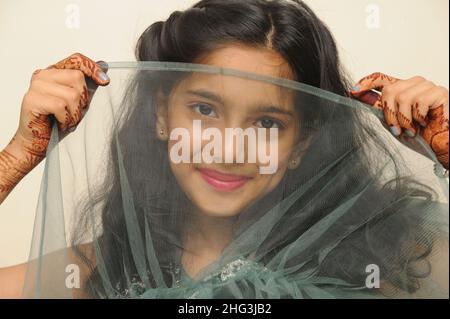 Mumbai Maharashtra India Asia luglio 10 2020 indiano asiatico ragazza di otto anni sorridente Foto Stock