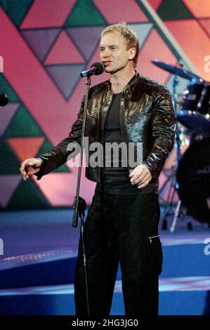 Milano Italia 1999-12-19: Sting durante la trasmissione televisiva Mediaset "il regalo più bello" al Teatro Nazionale Foto Stock