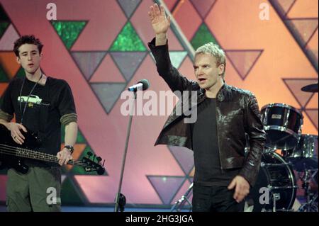 Milano Italia 1999-12-19: Sting durante la trasmissione televisiva Mediaset "il regalo più bello" al Teatro Nazionale Foto Stock