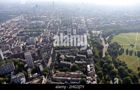 Vista aerea verso sud lungo Park Lane verso Hyde Park Corner, Mayfair, Londra, Inghilterra, Regno Unito Foto Stock