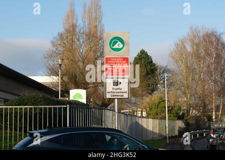 Cartello per Greater Manchester Clean Air zone a Cheadle con vetture non identificate in coda. Foto Stock