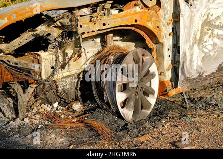 Resti di un'auto bruciata. Nessuno, fuori. Foto Stock