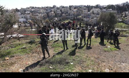 Gerusalemme, Israele. 17th Jan 2022. Gli attivisti israeliani di sinistra e i palestinesi si riuniscono come membri delle forze di sicurezza israeliane che circondano la casa di famiglia di un palestinese, Salhiya, che è richiesto essere liberato nel quartiere di Sheikh Jarrah il 17 gennaio 2021 a Gerusalemme, Israele. La famiglia di Salhiya si trova di fronte a una minaccia di sfratto dal 2017, quando la terra in cui si trova la sua casa era destinata alla costruzione scolastica. Il quartiere palestinese di Sheikh Jarrah è attualmente il centro di una serie di controversie di proprietà tra palestinesi e israeliani ebrei di destra. Alcune case erano il loro Foto Stock