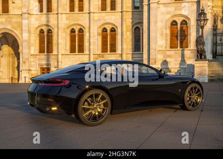 Aston Martin DB11 sullo sfondo di architettura monumentale Foto Stock