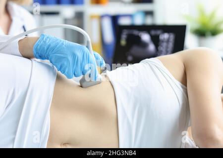 Medico che fa l'ecografia dei reni al paziente in closeup clinica Foto Stock