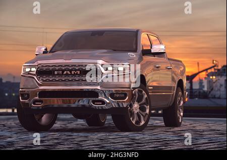 RAM 1500 Classic Pickup Truck in un parcheggio in città Foto Stock